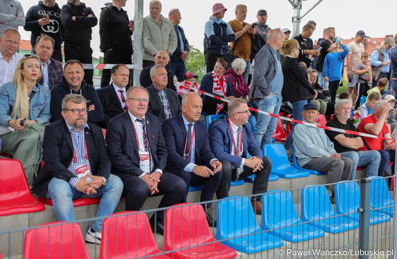 Na zakończenie wizyty w Szprotawie samorządowcy mieli okazję zobaczyć mecz piłkarskich reprezentacji młodzieżowych (U-16) Polski i Norwegii. Na wyremontowanym stadionie miejskim biało-czerwoni, po ciekawym spotkaniu, pokonali Norwegów 3:1.