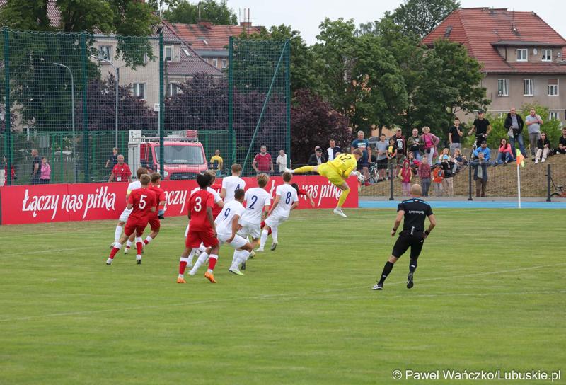 Mecz piłkarskich reprezentacji młodzieżowych (U-16) Polski i Norwegii na wyremontowanym stadionie miejskim w Szprotawie