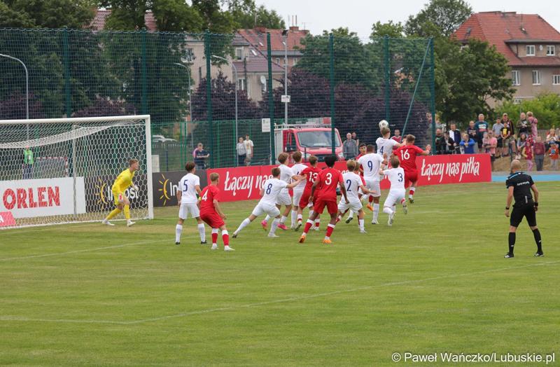 Mecz piłkarskich reprezentacji młodzieżowych (U-16) Polski i Norwegii na wyremontowanym stadionie miejskim w Szprotawie