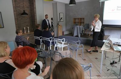 Marszałek Elżbieta Anna Polak przemawia podczas jubileuszu 35-lecia istnienia Terenowego Komitetu Ochrony Praw Dziecka w Zielonej Górze
