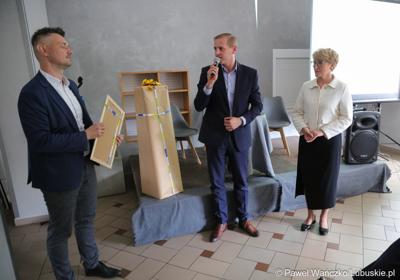 Wicemarszałek Łukasz Porycki przemawia podczas jubileuszu 35-lecia istnienia Terenowego Komitetu Ochrony Praw Dziecka w Zielonej Górze