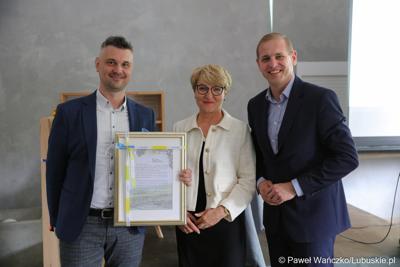 Marszałek Elżbieta Anna Polak, Wicemarszałek Łukasz Porycki (z prawej) oraz przewodniczący Terenowego Komitetu Ochrony Praw Dziecka Tomasz Lehman podczas jubileuszu 35-lecia istnienia Terenowego Komitetu Ochrony Praw Dziecka w Zielonej Górze