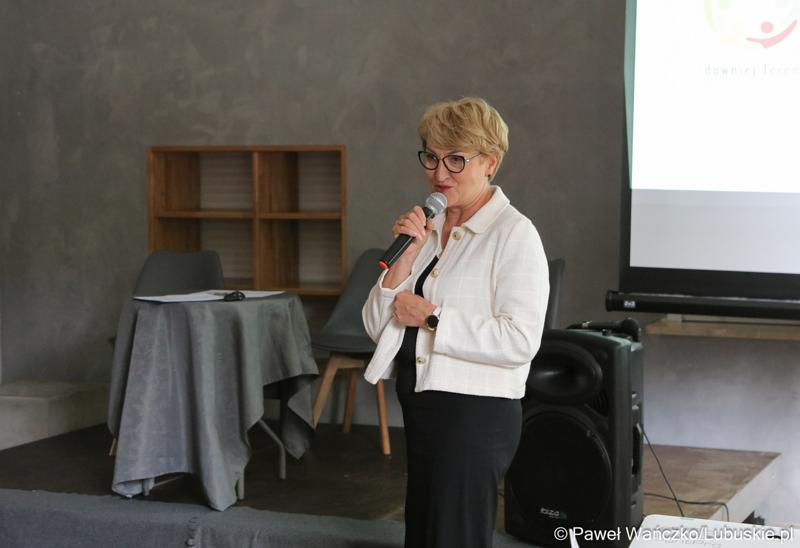 Marszałek Elżbieta Anna Polak przemawia podczas jubileuszu 35-lecia istnienia Terenowego Komitetu Ochrony Praw Dziecka w Zielonej Górze