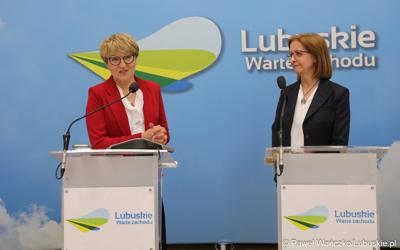 Marszałek Elżbieta Anna Polak oraz dr hab. Barbara Literska, prof. UZ, prorektor ds. studenckich Uniwersytetu Zielonogórskiego