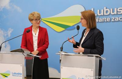 Marszałek Elżbieta Anna Polak oraz dr hab. Barbara Literska, prof. UZ, prorektor ds. studenckich Uniwersytetu Zielonogórskiego