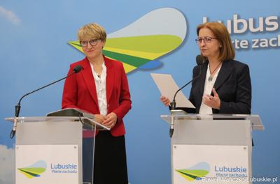 Marszałek Elżbieta Anna Polak oraz dr hab. Barbara Literska, prof. UZ, prorektor ds. studenckich Uniwersytetu Zielonogórskiego
