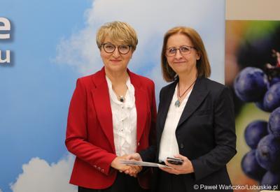 Marszałek Elżbieta Anna Polak oraz dr hab. Barbara Literska, prof. UZ, prorektor ds. studenckich Uniwersytetu Zielonogórskiego