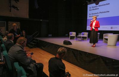 Marszałek Województwa Lubuskiego Elżbieta Anna Polak przemawia podczas 16. Polsko-Niemieckich Dni Mediów w Centrum Kreatywnej Kultury w Zielonej Górze
