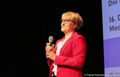 Marszałek Województwa Lubuskiego Elżbieta Anna Polak przemawia podczas 16. Polsko-Niemieckich Dni Mediów w Centrum Kreatywnej Kultury w Zielonej Górze