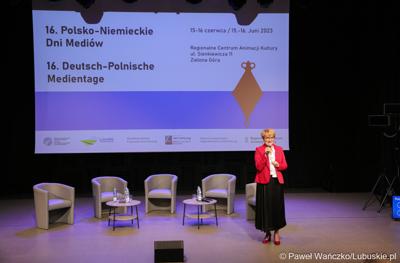 Marszałek Województwa Lubuskiego Elżbieta Anna Polak przemawia podczas 16. Polsko-Niemieckiuch Dni Mediów w Centrum Kreatywnej Kultury w Zielonej Górze