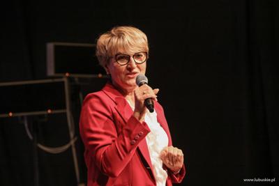 Marszałek Województwa Lubuskiego Elżbieta Anna Polak przemawia podczas 16. Polsko-Niemieckich Dni Mediów w Centrum Kreatywnej Kultury w Zielonej Górze