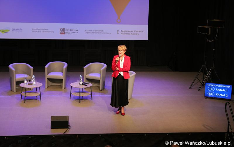 Marszałek Województwa Lubuskiego Elżbieta Anna Polak przemawia podczas 16. Polsko-Niemieckiuch Dni Mediów w Centrum Kreatywnej Kultury w Zielonej Górze