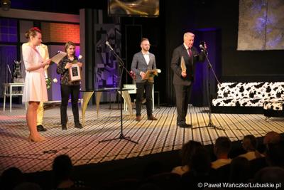 Swoje wyróżnienia dla aktorów przyznał także dyrektor Lubuskiego Teatru, Robert Czechowski (przy mikrofonie)