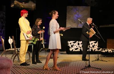 Swoje wyróżnienia dla aktorów przyznał także dyrektor Lubuskiego Teatru, Robert Czechowski (przy mikrofonie)