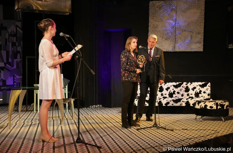 Swoje wyróżnienia dla aktorów przyznał także dyrektor Lubuskiego Teatru, Robert Czechowski (przy mikrofonie)