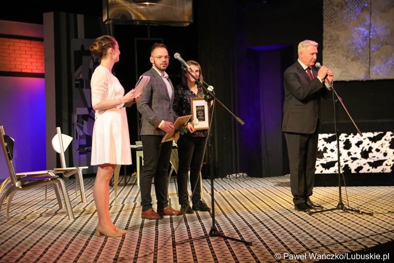 Swoje wyróżnienia dla aktorów przyznał także dyrektor Lubuskiego Teatru, Robert Czechowski (przy mikrofonie)