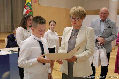 Podczas czerwcowej sesji Sejmiku Województwa Lubuskiego wręczono nagrody młodym dziennikarzom, którzy w najlepszy sposób zrelacjonowali obrady Lubuskiego Sejmiku Dziecięcego. Gratulacje złożyli marszałek województwa lubuskiego Elżbieta Anna Polak i przewodniczący sejmiku województwa lubuskiego Wacław Maciuszonek. 