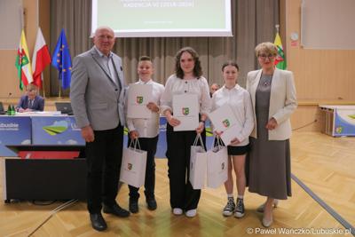 Podczas czerwcowej sesji Sejmiku Województwa Lubuskiego wręczono nagrody młodym dziennikarzom, którzy w najlepszy sposób zrelacjonowali obrady Lubuskiego Sejmiku Dziecięcego. Gratulacje złożyli marszałek województwa lubuskiego Elżbieta Anna Polak i przewodniczący sejmiku województwa lubuskiego Wacław Maciuszonek. 