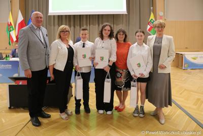 Podczas czerwcowej sesji Sejmiku Województwa Lubuskiego wręczono nagrody młodym dziennikarzom, którzy w najlepszy sposób zrelacjonowali obrady Lubuskiego Sejmiku Dziecięcego. Gratulacje złożyli marszałek województwa lubuskiego Elżbieta Anna Polak i przewodniczący sejmiku województwa lubuskiego Wacław Maciuszonek. 