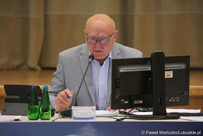 Przewodniczący Sejmiku Województwa Lubuskiego Wacław Maciuszonek podczas czerwcowej sesji 
