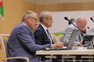Prezydium Sejmiku Województwa Lubuskiego podczas czerwcowej sesji. Na pierwszym planie Ardelli Tadeusz, Wiceprzewodniczący Sejmiku Województwa Lubuskiego.