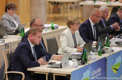 Członkowie Zarządu Województwa Lubuskiego podczas czerwcowej sesji Sejmiku Województwa Lubuskiego. Od lewej: wicemarszałkowie Łukasz Porycki i Stanisław Tomczyszyn, marszałek Elżbieta Anna Polak ira członek zarządu Marcin Jabłoński
