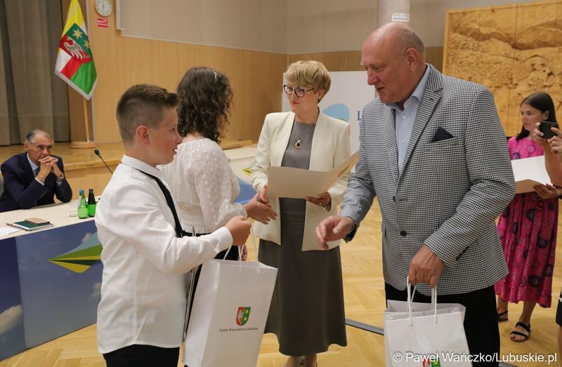 Podczas czerwcowej sesji Sejmiku Województwa Lubuskiego wręczono nagrody młodym dziennikarzom, którzy w najlepszy sposób zrelacjonowali obrady Lubuskiego Sejmiku Dziecięcego. Gratulacje złożyli marszałek województwa lubuskiego Elżbieta Anna Polak i przewodniczący sejmiku województwa lubuskiego Wacław Maciuszonek.