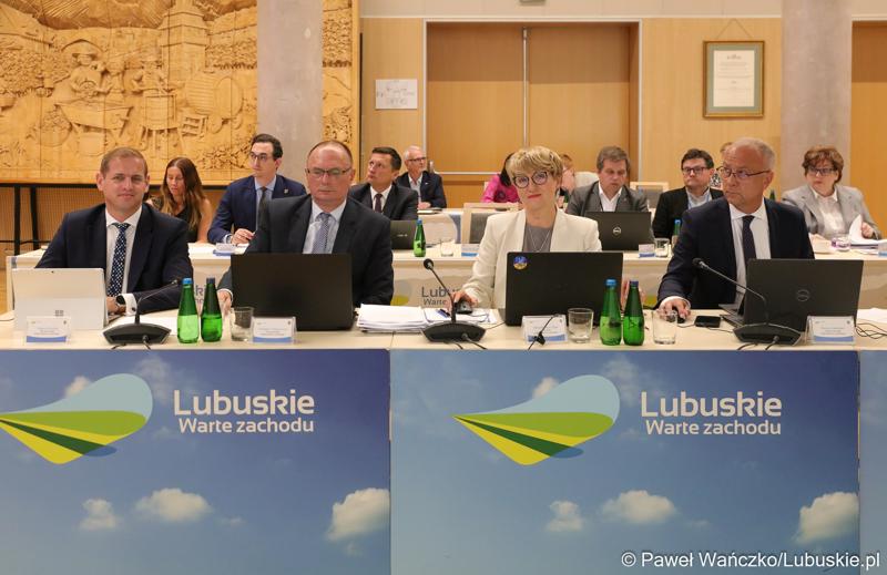 Członkowie Zarządu Województwa Lubuskiego podczas czerwcowej sesji Sejmiku Województwa Lubuskiego. Od lewej: wicemarszałkowie Łukasz Porycki i Stanisław Tomczyszyn, marszałek Elżbieta Anna Polak ira członek zarządu Marcin Jabłoński