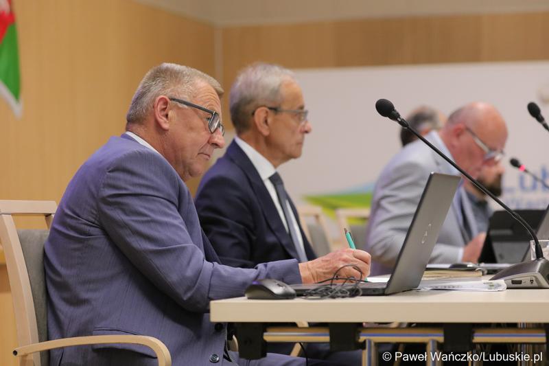 Prezydium Sejmiku Województwa Lubuskiego podczas czerwcowej sesji. Na pierwszym planie Ardelli Tadeusz, Wiceprzewodniczący Sejmiku Województwa Lubuskiego.