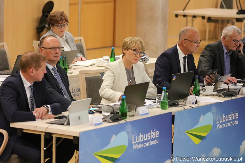 Członkowie Zarządu Województwa Lubuskiego podczas czerwcowej sesji Sejmiku Województwa Lubuskiego. Od lewej: wicemarszałkowie Łukasz Porycki i Stanisław Tomczyszyn, marszałek Elżbieta Anna Polak ira członek zarządu Marcin Jabłoński