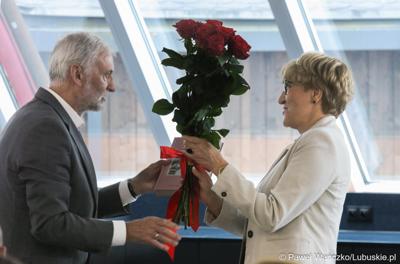Marszałek Elżbieta Anna Polak odbiera kwiaty na Konwencie Zrzeszenia Gmin Województwa Lubuskiego w Jasionce