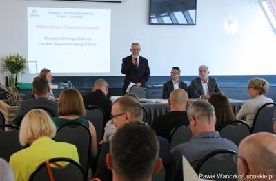Prezes Zrzeszenia Gmin Województwa Lubuskiego Marek Cebula przemawia na Konwencie ZGWL, które odbyło się w Jesionce (gmina Kolsko)