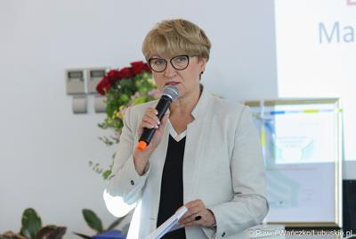 Marszałek Elżbieta Anna Polak przemawia na Konwencie Zrzeszenia Gmin Województwa Lubuskiego w Jasionce