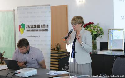 Wystąpienie marszałek Elżbiety Anny Polak podczas Konwentu Zrzeszenia Gmin Województwa Lubuskiego, które odbyło się w Jesionce (gmina Kolsko). Lubuska marszałek przedstawiła m.in. informacje o stanie województwa istotne z punktu widzenia samorządów.