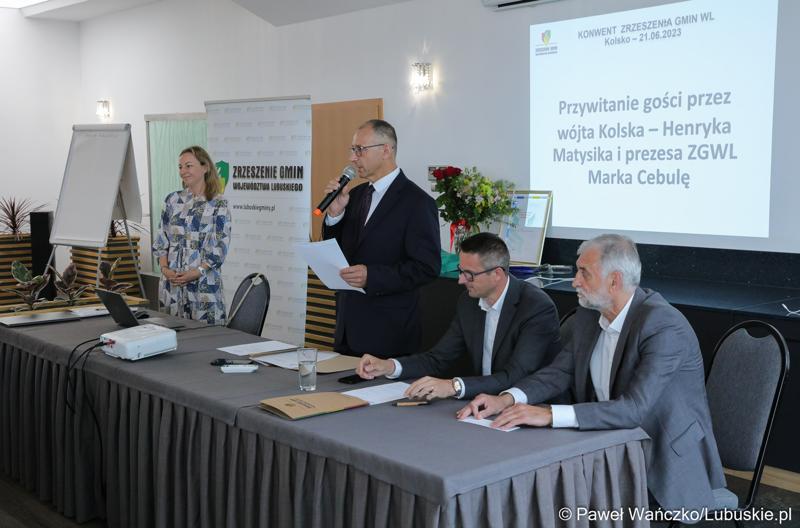 Prezes Zrzeszenia Gmin Województwa Lubuskiego Marek Cebula przemawia na Konwencie ZGWL, które odbyło się w Jesionce (gmina Kolsko)