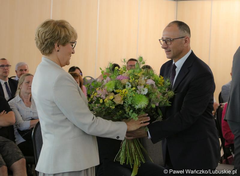 Marszałek Elżbieta Anna Polak odbiera kwiaty od prezesa Zrzeszenia Gmin Województwa Lubuskiego Marka Cebuli Konwentu ZGWL, które odbyło się w Jesionce (gmina Kolsko)