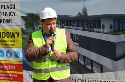 Radny wojewódzki Grzegorz Potęga podczas uroczystości powieszenia wiechy na budynku Pawilonu Rehabilitacyjnego w Lubuskim Centrum Ortopedii w Świebodzinie 