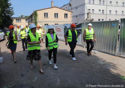 Uczestnicy powieszenia wiechy na budynku Pawilonu Rehabilitacyjnego w Lubuskim Centrum Ortopedii w Świebodzinie 