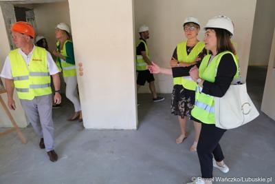 Uczestnicy powieszenia wiechy na budynku Pawilonu Rehabilitacyjnego w Lubuskim Centrum Ortopedii w Świebodzinie 