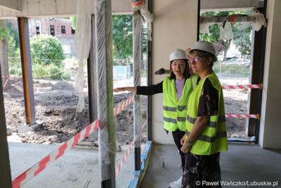 Uczestnicy powieszenia wiechy na budynku Pawilonu Rehabilitacyjnego w Lubuskim Centrum Ortopedii w Świebodzinie 