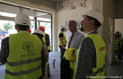 Uczestnicy powieszenia wiechy na budynku Pawilonu Rehabilitacyjnego w Lubuskim Centrum Ortopedii w Świebodzinie 