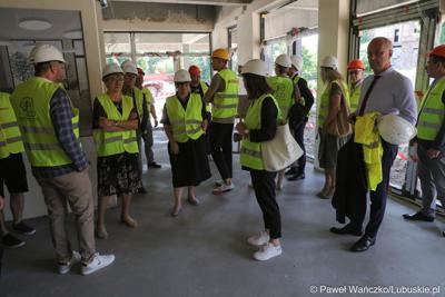 Uczestnicy powieszenia wiechy na budynku Pawilonu Rehabilitacyjnego w Lubuskim Centrum Ortopedii w Świebodzinie 