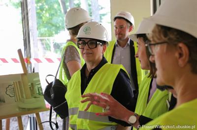 Uczestnicy powieszenia wiechy na budynku Pawilonu Rehabilitacyjnego w Lubuskim Centrum Ortopedii w Świebodzinie 