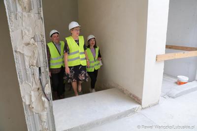 Uczestnicy powieszenia wiechy na budynku Pawilonu Rehabilitacyjnego w Lubuskim Centrum Ortopedii w Świebodzinie 