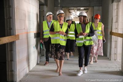 Uczestnicy powieszenia wiechy na budynku Pawilonu Rehabilitacyjnego w Lubuskim Centrum Ortopedii w Świebodzinie 