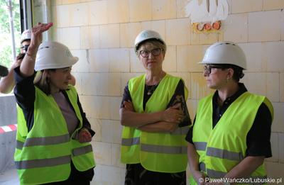 Uczestnicy powieszenia wiechy na budynku Pawilonu Rehabilitacyjnego w Lubuskim Centrum Ortopedii w Świebodzinie 
