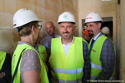 Uczestnicy powieszenia wiechy na budynku Pawilonu Rehabilitacyjnego w Lubuskim Centrum Ortopedii w Świebodzinie. Na pierwszym planie Poseł na Sejm RG Waldemar Sługocki.