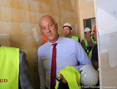 Uczestnicy powieszenia wiechy na budynku Pawilonu Rehabilitacyjnego w Lubuskim Centrum Ortopedii w Świebodzinie 