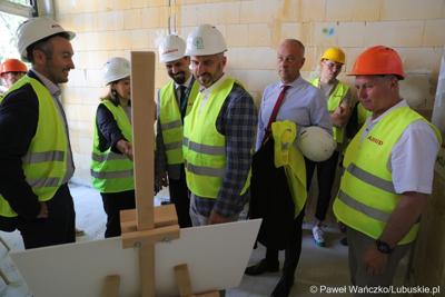 Uczestnicy powieszenia wiechy na budynku Pawilonu Rehabilitacyjnego w Lubuskim Centrum Ortopedii w Świebodzinie 