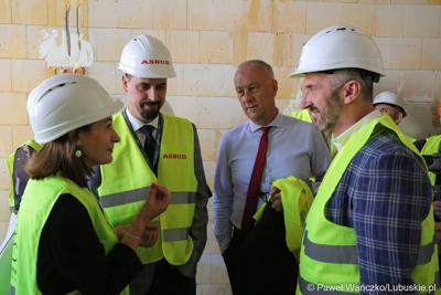 Uczestnicy powieszenia wiechy na budynku Pawilonu Rehabilitacyjnego w Lubuskim Centrum Ortopedii w Świebodzinie 